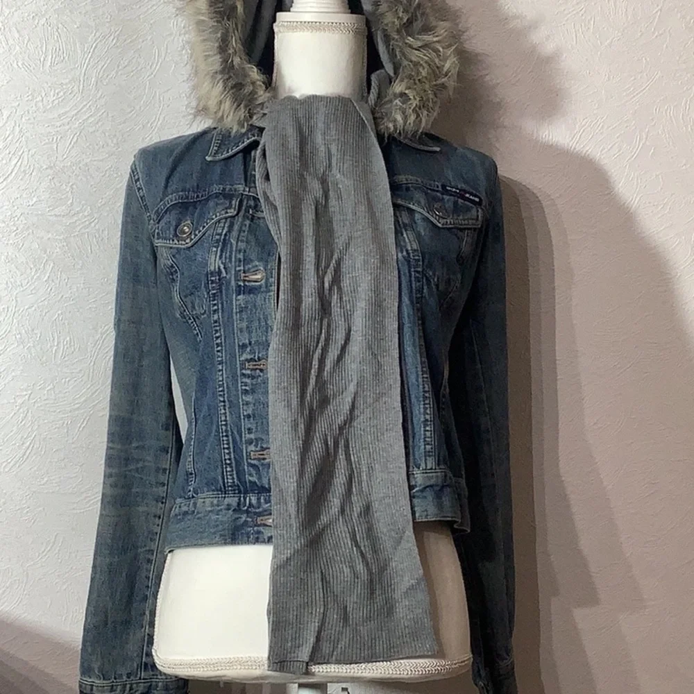 cabi - OS - faux Trim hooded scarf - grey and textured - very stylish and soft